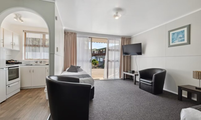 One-bedroom motel